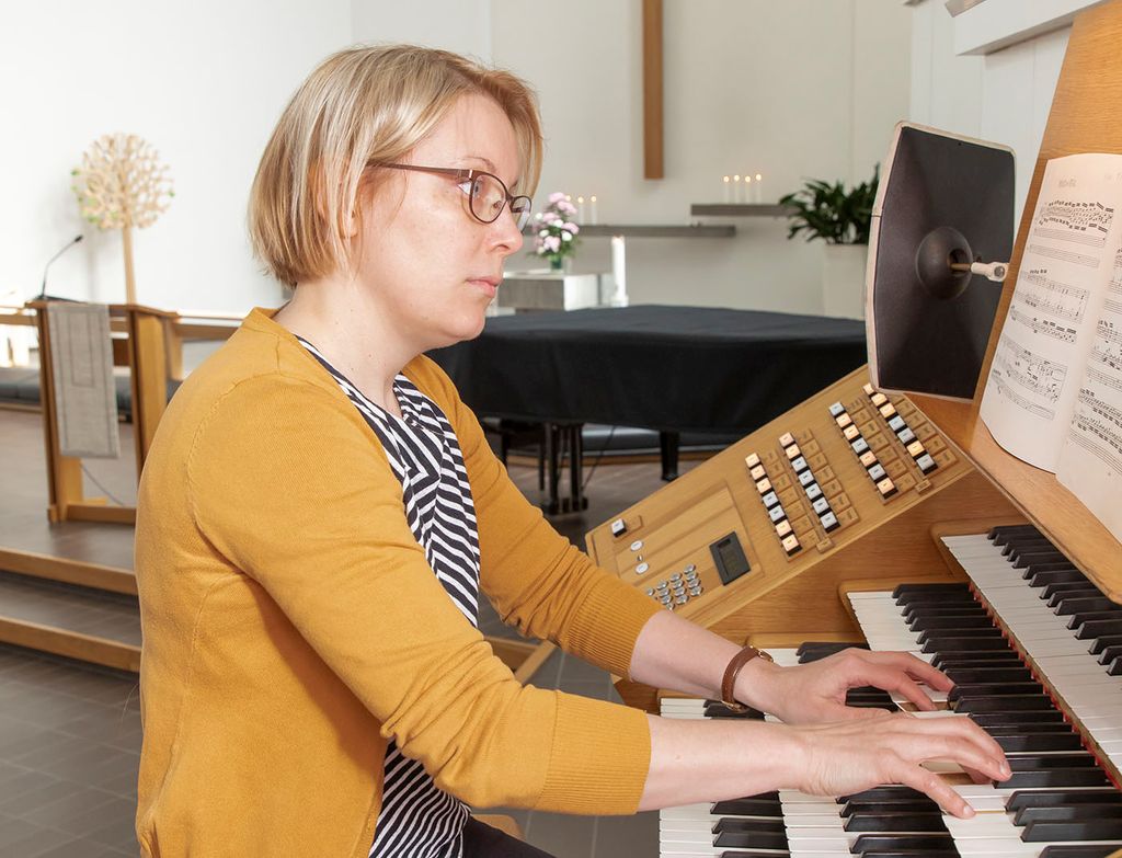 "On ollut virkistävää harjoitella enemmän. Se on erittäin hyödyllistä oman soittotaidon ylläpidon kannalta", Marjukka Liimatainen kertoo. Kuva: Markku Lehtinen