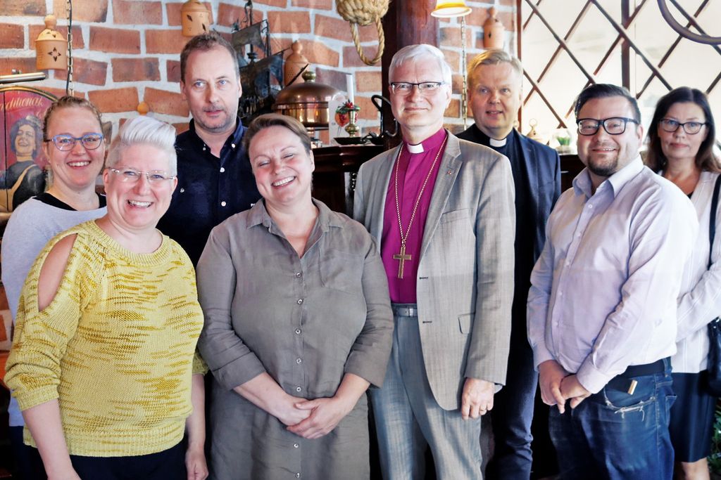 Piispan ja yrittäjien tapaamisessa otettiin ryhmä. Kuvassa ovat Maria Hyttinen, Kati Klinga, Pasi Jääskeläinen, Päivi Niemiaho, Seppo Häkkinen, Janne Hatakka, Mikko Hallikas ja Mirja Stenroos.