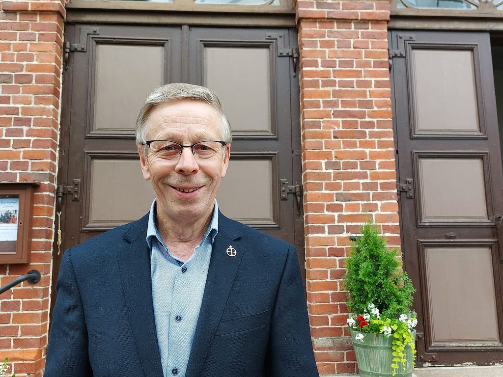 Hämeenkoskelainen Hannu Roppo iloitsi suuresta osallistujajoukosta. "Suvipäivien juhlaväkeä oli yli puolet", arvioi kirkkoväärtin tehtäviä hoitanut Roppo. Kuva: Markus Luukkonen