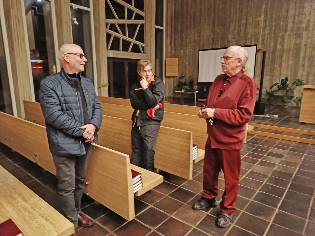 Risto Ojala (oik.) on herra Kotailta. Markus Koskinen ja Erkki Salmio ovat Kotailtojen vakiokävijöitä. Kuva: Janne Urpunen