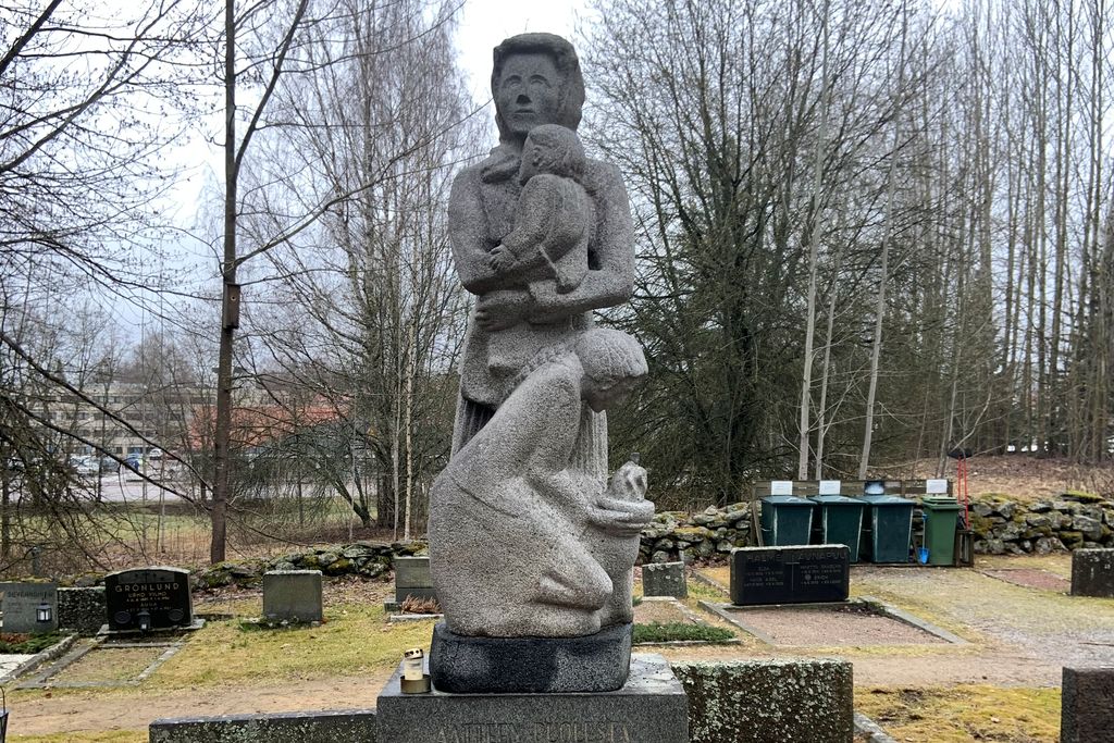 Vierumäen joukkohaudan vainajat haudataan sisällissodassa menehtyneiden punaisten muistomerkin viereen Heinolan keskustan hautausmaalle. Kuva: Heinolan seurakunta
