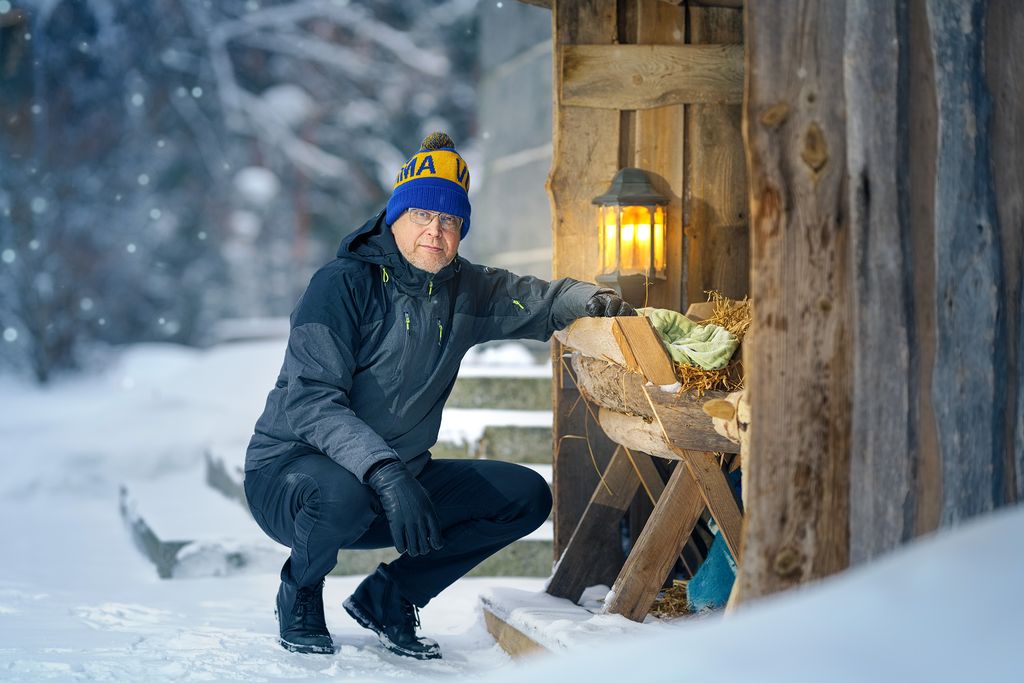 "Kirjoittaessani saarnaa mietin, mitä sanon. Iltarukouksessa sanon, mitä ajattelen", kertoo Tainionvirran seurakunnan kirkkoherra Jeremias Sankari esitystensä eroista. Iltarukouslähetykset Facebookissa loppuvat helmikuussa, mutta hän aikoo jatkaa suoria lähetyksiä jossakin muussa muodossa. Kuva: Jani Mahkonen