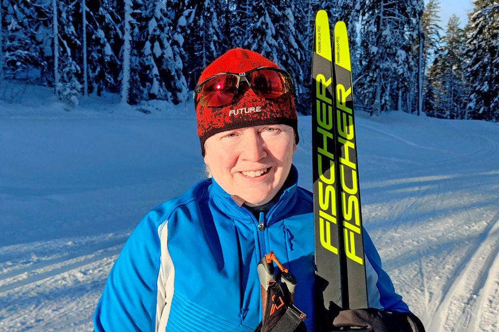 Diakoniapappi Virpi Vikman viihtyy hiihtoladulla edelleen. "Pyrin hiihtämään kolmesta neljään kertaan viikossa. En ota kilometreistä stressiä", Vikman sanoo.