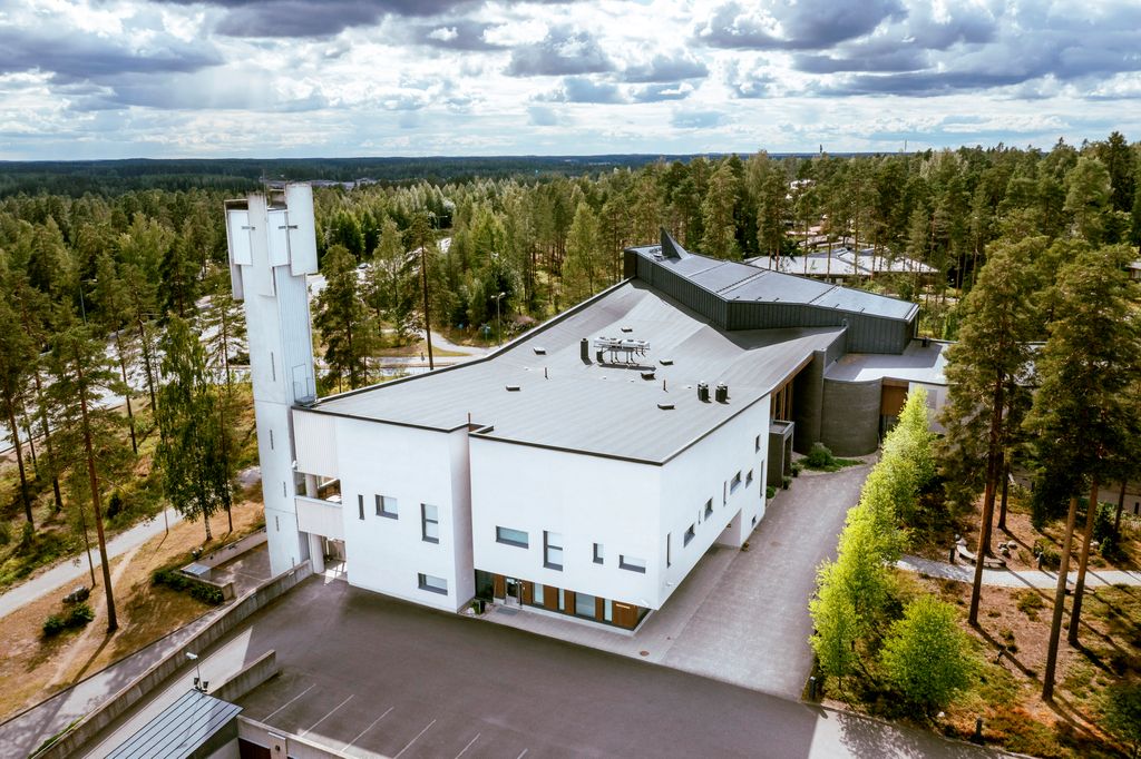 Hollolan seurakuntaan kuuluu kantaseurakunnan lisäksi useita muita alueita, kuten Padasjoen ja Kuhmoisten kappeliseurakunnat. Kuva Sovituksenkirkosta. Kuva: Hollolan seurakunta 