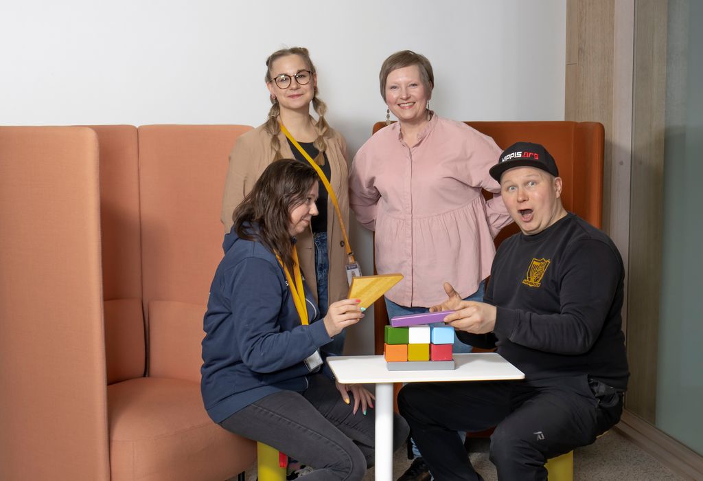 Heinolan parisuhdejoukkue Tytti Lönnrot (ylh. vas.), Lena Nikkilä, Miia Salonen ja Jere Pohjankoski järjestivät parisuhteen palikoita frisbeegolfkevättä odotellessaan. Kuva: Markku Lehtinen