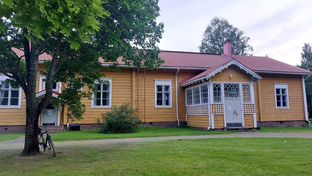Seurakuntakiinteistöjen tulevaisuus hiertää Padasjoella. Vuonna 2024 Hollolan seurakunta otti aikalisän Padasjoen pappilan myynnissä, koska paikkakuntalaiset halusivat säilyttää sen seurakunnan käytössä. Kuva: Markus Luukkonen 
