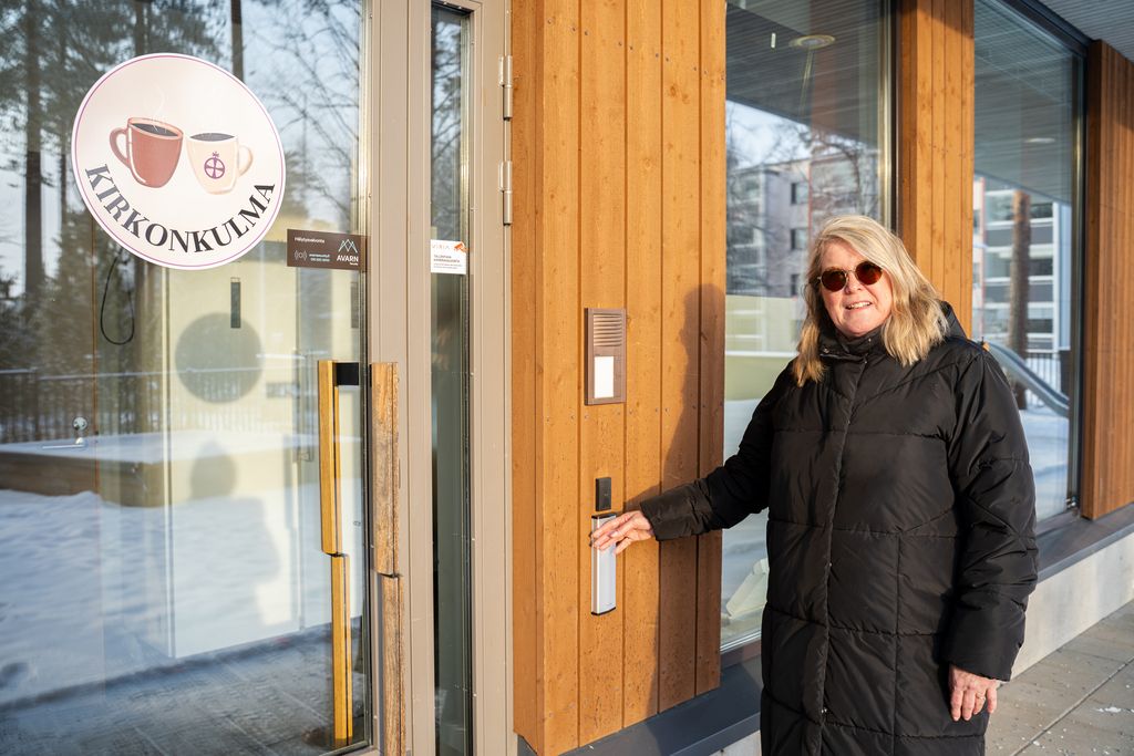 "Kirkonkulma on suunniteltu toimimaan kaikenikäisten kohtaamispaikkana", sanoo vastaava emäntä Riitta Petsalo Hollolan seurakunnasta. Kuva: Erik Löfberg